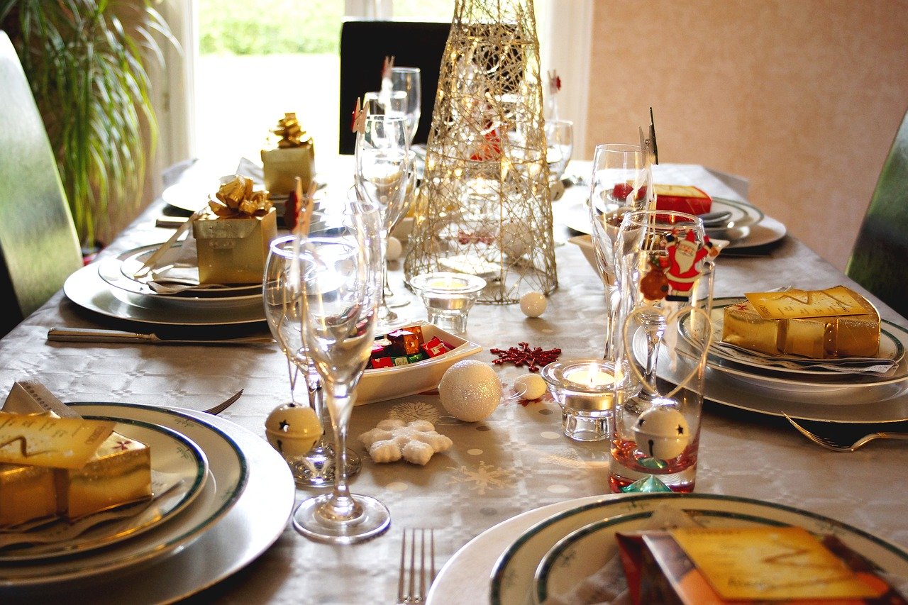 set Christmas dinner table